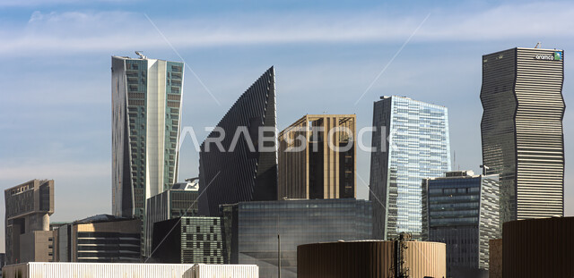الفن الهندسي المعماري للأبراج الاقتصادية وناطحات السحاب، الشركات الراقية الرائدة في الخدمات المصرفية والتكنولوجيا المالية، مركز الملك عبد الله المالي (كافد) في الرياض بالمملكة، معالم الرياض المشهورة، الوجهة المثالية للمال والأعمال بمعايير عالمية.