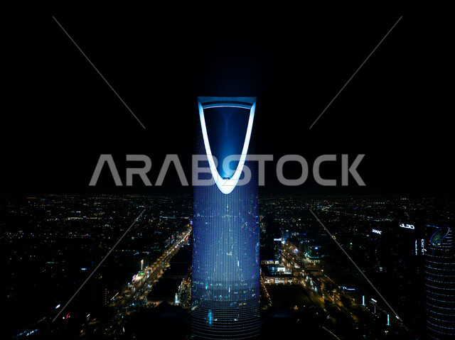 رحله فنيه للتحول الضوئي الإبداعي ،مهرجان نور السعوديه، الاستمتاع باشكال فنون الضوء ،مبادرة برنامج الرياض آرت الموسمية ،فعاليات و انشطة ترفيهيه ممتعه لجذب السياح من الخارج ،احتفالات ومناسبات سنويه ،صورة من الاعلى لعروض الاضاءه الملونه على برج المملكة