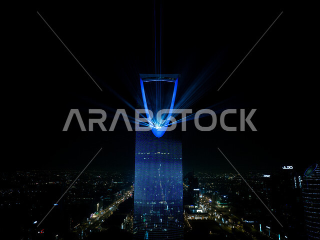 الاستمتاع باشكال فنون الضوء ،مبادرة برنامج الرياض آرت الموسمية ،فعاليات و انشطة ترفيهيه ممتعه لجذب السياح من الخارج ،احتفالات ومناسبات سنويه ،صورة من الاعلى لعروض الاضاءه الملونه على برج المملكه ،رحله فنيه للتحول الضوئي الإبداعي، مهرجان نور السعوديه