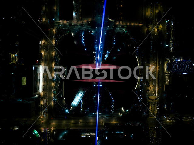 فعاليات و انشطة ترفيهيه ممتعه لجذب السياح من الخارج ،احتفالات ومناسبات سنويه ،صورة عامودية من الاعلى لعروض الاضاءه الملونه على برج المملكه ،رحله فنيه للتحول الضوئي الإبداعي، مهرجان نور السعوديه، الاستمتاع باشكال فنون الضوء, مبادرة برنامج الرياض آرت الموسمية