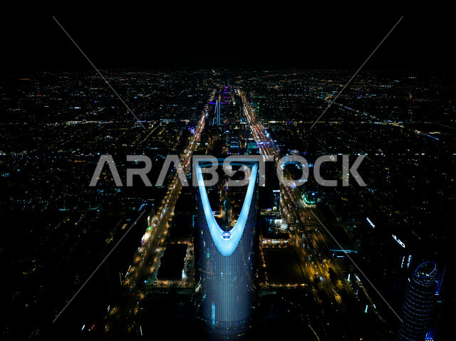 صورة من الاعلى لعروض الاضاءه الملونه على برج المملكه ،رحله فنيه للتحول الضوئي الإبداعي، مهرجان نور السعوديه، الاستمتاع باشكال فنون الضوء, مبادرة برنامج الرياض آرت الموسمية, انشطة و فعاليات ترفيهيه ممتعه لجذب السياح من الخارج ،مناسبات واحتفالات سنويه