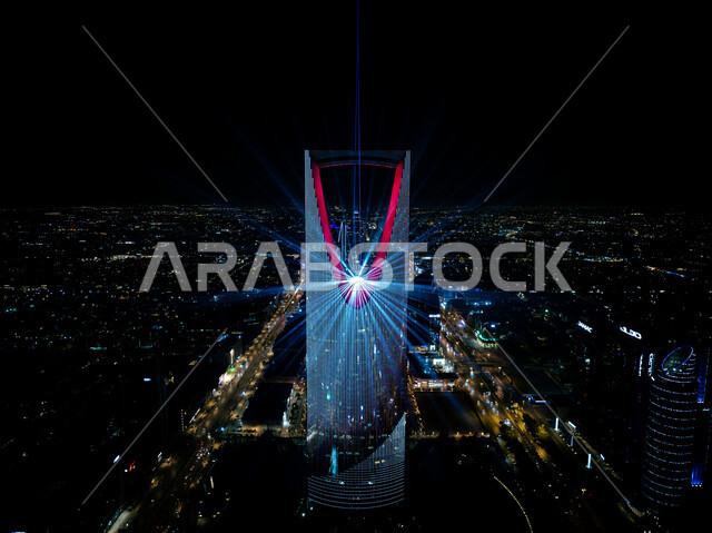  الاستمتاع باشكال فنون الضوء, مبادرة برنامج الرياض آرت الموسمية, انشطة و فعاليات ترفيهيه ممتعه لجذب السياح من الخارج ،مناسبات واحتفالات سنويه, صورة من الاعلى لعروض الاضاءه الملونه على برج المملكه, مهرجان نور السعوديه