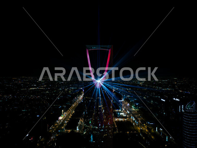 مبادرة برنامج الرياض آرت الموسمية, انشطة و فعاليات ترفيهيه ممتعه لجذب السياح من الخارج ،مناسبات واحتفالات سنويه, صورة من الاعلى لعروض الاضاءه الملونه على برج المملكه, الاستمتاع باشكال فنون الضوء, مهرجان نور السعوديه