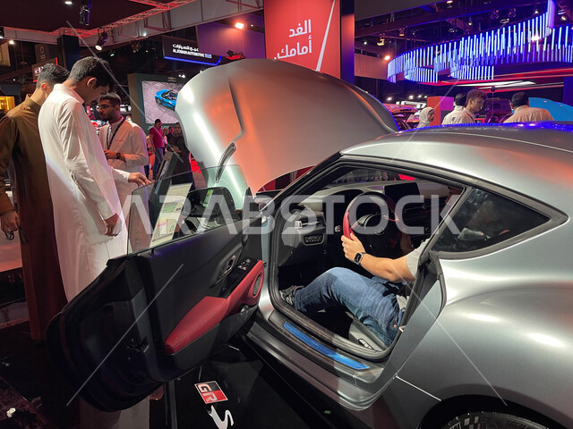 انضمام ابرز العلامات في الصناعات التجارية، تفحص السيارات الكهربائيه الحديثه المتطوره في السعوديه، جذب الزائرين من مختلف البلدان، المركبات الفاخرة المميزة في معرض الرياض ،المشاركة في الانشطة الترفيهية، فعاليات موسم الرياض