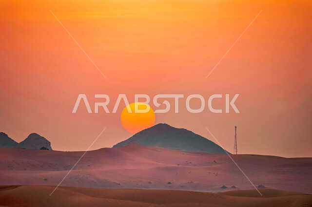 منظر قرص الشمس وقت الغروب في صحراء المملكة العربية السعودية, التلال و الكثبان الرملية في البيئة الصحراوية, الرمال الذهبية الناعمة, خلفية الطبيعه الصحراوية.