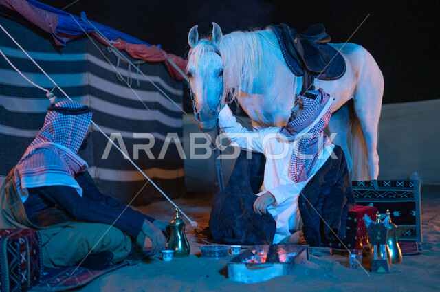 عادات وتقاليد سعودية اصيلة في تقديم القهوة العربية، صديقان عربيان خليجيان سعوديان يرتديان الشماغ والبشت يقضيان اوقات ممتعة في كشتة بر شبابية، مفهوم كرم الضيافه وحسن الاستقبال،  ملاطفة  ومداعبة الخيل الابيض الاصيل، جلسات شعبية داخل خيمة تراثية