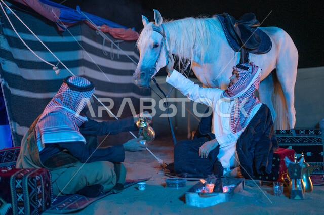  ملاطفة  ومداعبة الخيل الابيض الاصيل، جلسات شعبية داخل خيمة تراثية، عادات وتقاليد سعودية اصيلة في تقديم القهوة العربية، صديقان عربيان خليجيان سعوديان يرتديان الشماغ والبشت يقضيان اوقات ممتعة في كشتة بر شبابية، مفهوم كرم الضيافه وحسن الاستقبال