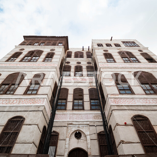 الفن الهندسي المعماري على الطراز العربي القديم، صورة مقربة للمباني الأثرية في البلد التاريخي في جدة, المدينة التاريخية في المملكة العربية السعودية، أماكن سياحية تراثية شعبية، المعالم التاريخية في حي البلد