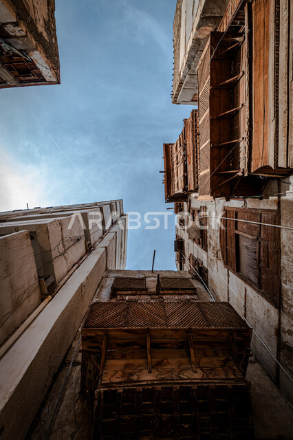 الرواشين القديمه في المدينة التاريخية في جدة بتصميم معماري عربي و إسلامي قديم، البيوت الأثرية في البلد التاريخي في جدة, أماكن سياحية تراثية شعبية في المملكة العربية السعودية، المعالم التاريخية في حي البلد