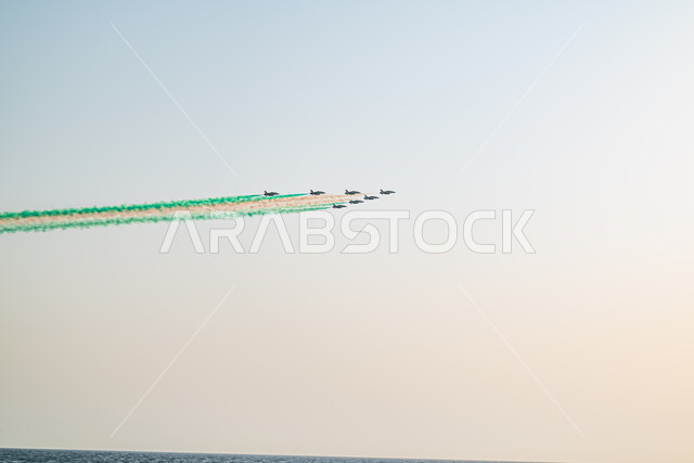 خطوط من الدخان الملون خلف الطائرات النفاثة المحلقة في سماء المملكة فوق البحر، عروض جوية احتفالا بذكرى اليوم الوطني السعودي، أعياد ومناسبات وطنية، فعاليات معرض الطيران للعيد الوطني في 23 سبتمبر، إحياء ذكرى يوم التأسيس 1727 م، يوم العلم السعودي.