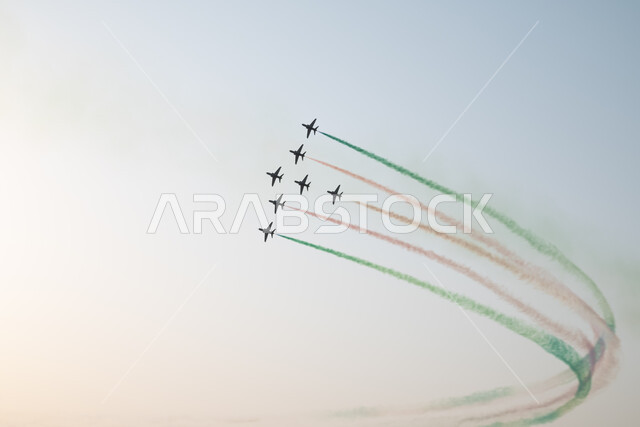 عروض جوية احتفالا بذكرى اليوم الوطني السعودي، التعبير عن الحب والولاء للبلاد، أعياد ومناسبات وطنية، فعاليات معرض الطيران للعيد الوطني في 23 سبتمبر، خطوط من الدخان الملون خلف الطائرات النفاثة المحلقة في سماء المملكة، إحياء ذكرى يوم التأسيس 1727 م، يوم العلم السعودي.