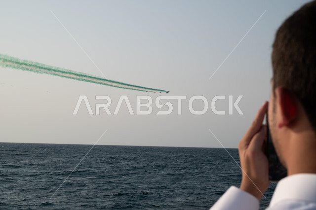 يوم العلم السعودي، خطوط من الدخان الملون خلف الطائرات النفاثة المحلقة في سماء المملكة فوق البحر، عروض جوية احتفالا بذكرى اليوم الوطني السعودي، أعياد ومناسبات وطنية، فعاليات معرض الطيران للعيد الوطني في 23 سبتمبر، إحياء ذكرى يوم التأسيس 1727 م.
