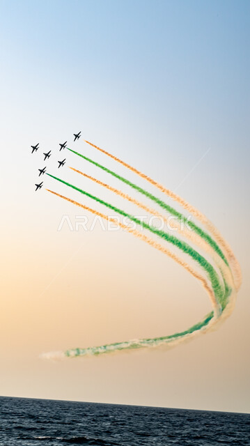 خطوط من الدخان الملون خلف الطائرات النفاثة المحلقة في سماء المملكة فوق البحر، عروض جوية احتفالا بذكرى اليوم الوطني السعودي، أعياد ومناسبات وطنية، فعاليات معرض الطيران للعيد الوطني في 23 سبتمبر، إحياء ذكرى يوم التأسيس 1727 م، يوم العلم السعودي.