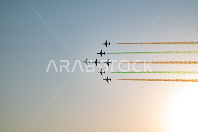 خطوط من الدخان الملون خلف الطائرات النفاثة المحلقة في سماء المملكة، عروض جوية احتفالا بذكرى اليوم الوطني السعودي، التعبير عن الحب والولاء للبلاد، أعياد ومناسبات وطنية، فعاليات معرض الطيران للعيد الوطني في 23 سبتمبر، إحياء ذكرى يوم التأسيس 1727 م، يوم العلم السعودي.