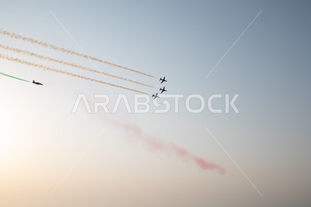 خطوط من الدخان الملون خلف الطائرات النفاثة المحلقة في سماء المملكة، عروض جوية احتفالا بذكرى اليوم الوطني السعودي، التعبير عن الحب والولاء للبلاد، أعياد ومناسبات وطنية، فعاليات معرض الطيران للعيد الوطني في 23 سبتمبر، إحياء ذكرى يوم التأسيس 1727 م، يوم العلم السعودي.