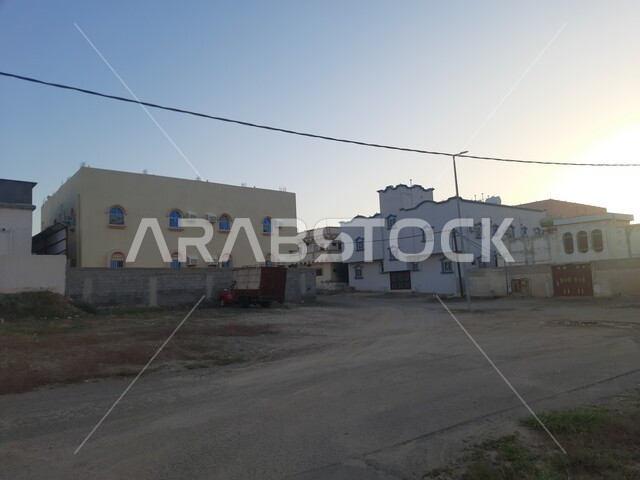 الفن الهندسي المعماري للبيوت والمباني السكنية في وضح النهار في مدينة الحجرة، أماكن ومناطق سياحية طبيعية، القرى والمدن جنوب المملكة العربية السعودية، الطرقات والشوارع المعبدة الاسفلتية في الباحة