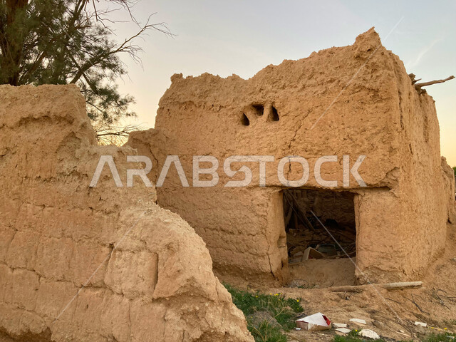 بقايا المباني الطينية الاثرية المهدمة، صورة مقربة لمنزل طيني مهجور في بلدة القصيعة في المملكة العربية السعودية، القرى والمدن و البيوت التاريخية القديمة في بريدة القصيم، معالم وأماكن سياحيه مشهورة