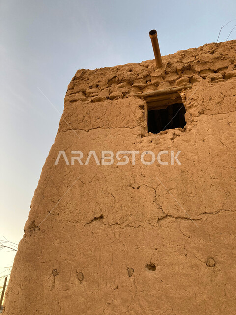 بقايا المباني الطينية الاثرية المهدمة، صورة مقربة لمنزل طيني مهجور في بلدة القصيعة في المملكة العربية السعودية، القرى والمدن و البيوت التاريخية القديمة في بريدة القصيم، معالم وأماكن سياحيه مشهورة