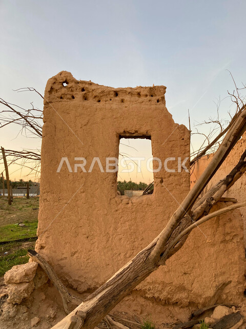 بقايا المباني الطينية الاثرية المهدمة، صورة مقربة لمنزل طيني مهجور في بلدة القصيعة في المملكة العربية السعودية، القرى والمدن و البيوت التاريخية القديمة في بريدة القصيم، معالم وأماكن سياحيه مشهورة