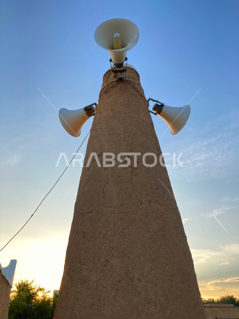 الفن الهندسي المعماري للتصاميم التراثية في السعودية, أماكن تاريخيه دينية مشهورة, صورة بزاوية من الأسفل لمنارة مسجد المعارك الطينية المبنية على الطراز التاريخي القديم في منطقة بريدة القصيم, الاهتمام بالمعالم الاسلامية لجذب السياح من شتى أنحاء العالم