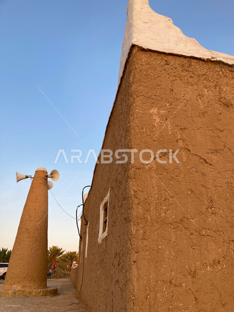 أماكن تاريخيه دينية مشهورة, الفن الهندسي المعماري للتصاميم التراثية في السعودية, صورة مقربة لمنارة مسجد المعارك الطينية المبنية على الطراز التاريخي القديم في منطقة بريدة القصيم, الاهتمام بالمعالم الاسلامية لجذب السياح من شتى أنحاء العالم