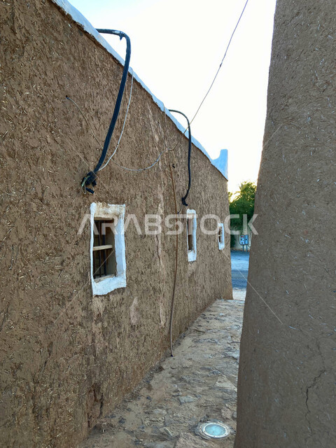 الفن الهندسي المعماري للتصاميم التراثية في السعودية, أماكن تاريخيه دينية مشهورة, صورة مقربة لمسجد المعارك الطيني المبني على الطراز التاريخي القديم في منطقة بريدة القصيم, الاهتمام بالمعالم الاسلامية لجذب السياح من شتى أنحاء العالم