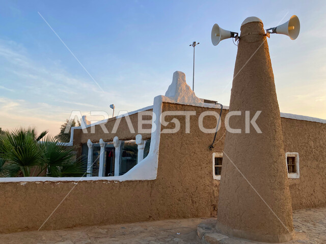 أماكن تاريخيه دينية مشهورة, الفن الهندسي المعماري للتصاميم التراثية في السعودية, صورة مقربة لمنارة مسجد المعارك الطينية المبنية على الطراز التاريخي القديم في منطقة بريدة القصيم, الاهتمام بالمعالم الاسلامية لجذب السياح من شتى أنحاء العالم