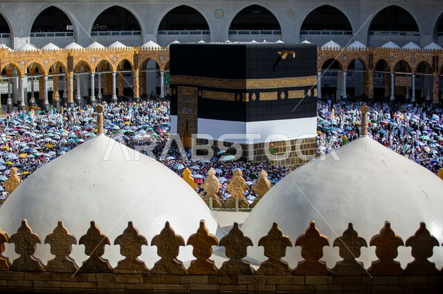 بيئة حميمة ومريحة للمسلمين للتفكير والاسترخاء، الطواف حول الكعبة، المعالم المقدسة في المملكة العربية السعودية، اجتماع المصلون من مختلف الثقافات والأعراق تحت سقف واحد، تعزيز القيم والتعاليم الاسلامية، العبادة والتواصل مع الله