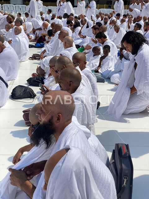 تعزيز الروحانية والاستقرار النفسي، التقرب الى الله من خلال العبادة، حجاج بيت الله الحرام يدعون الله تعالى، الاماكن المقدسة في المملكة العربية السعودية، الوحدة والتلاحم بين المسلمين، عكس الثقافة والتاريخ الاسلامي