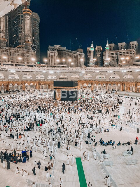 عكس الثقافة والتاريخ الاسلامي، تعزيز الروحانية والاستقرار النفسي، التقرب الى الله من خلال العبادة، حجاج بيت الله الحرام يطوفون حول الكعبة المشرفة، الاماكن المقدسة في المملكة العربية السعودية، الوحدة والتلاحم بين المسلمين