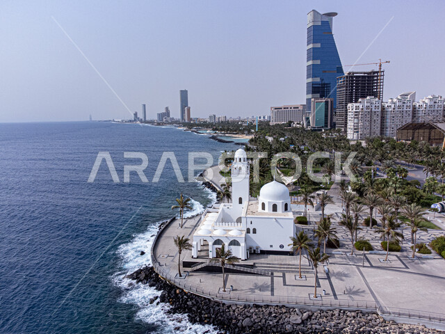 الواجهة البحرية في السعودية, معالم تجارية ودينية مقدسة مشهورة, الاستمتاع بالمناظر الطبيعية في وقت النهار, الفن الهندسي المعماري لبناء المساجد والمنشآت الاقتصادية في مدينة جدة الساحلية, أماكن السياحة في المملكة