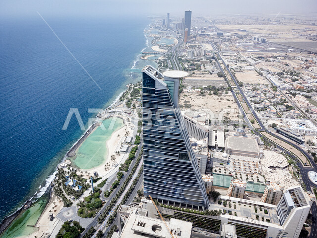 الأبراج وناطحات السحاب في المدينة الساحلية, الفن الهندسي المعماري لمبنى برج الكورنيش في مدينة جدة, الواجهة البحرية في المملكة العربية السعودية, الاستمتاع بالمناظر الطبيعية المائية, الأفق والمعالم التجارية المشهورة في وقت النهار