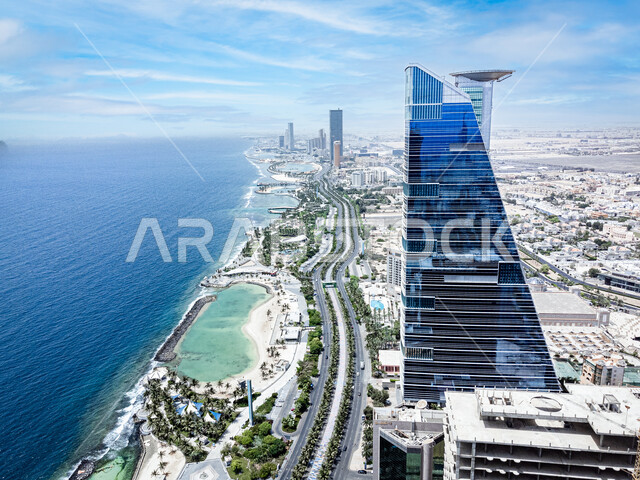 الأبراج وناطحات السحاب في المدينة الساحلية, الفن الهندسي المعماري لمبنى برج الكورنيش في مدينة جدة, الواجهة البحرية في المملكة العربية السعودية, الاستمتاع بالمناظر الطبيعية المائية, الأفق والمعالم التجارية المشهورة في وقت النهار