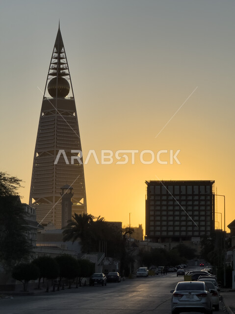 معالم ومباني مشهورة في الرياض،  صورة مقربة لبرج الفيصلية في مدينة الرياض وقت غروب الشمس، الفن الهندسي المعماري للأبراج وناطحات السحاب في المملكة العربية السعودية، الاهتمام بالتشجير وزراعة الاشجار الخضراء في المدن السياحية، النمو والتطور العمراني في العاصمة
