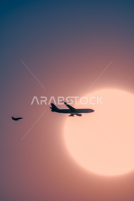 خطوط الطيران السعودي ،طائرة تحلق في سماء السعودية وقت غروب الشمس، وسائل النقل و المواصلات الجوية، مفهوم السياحة والسفر، خلفية السماء الحمراء