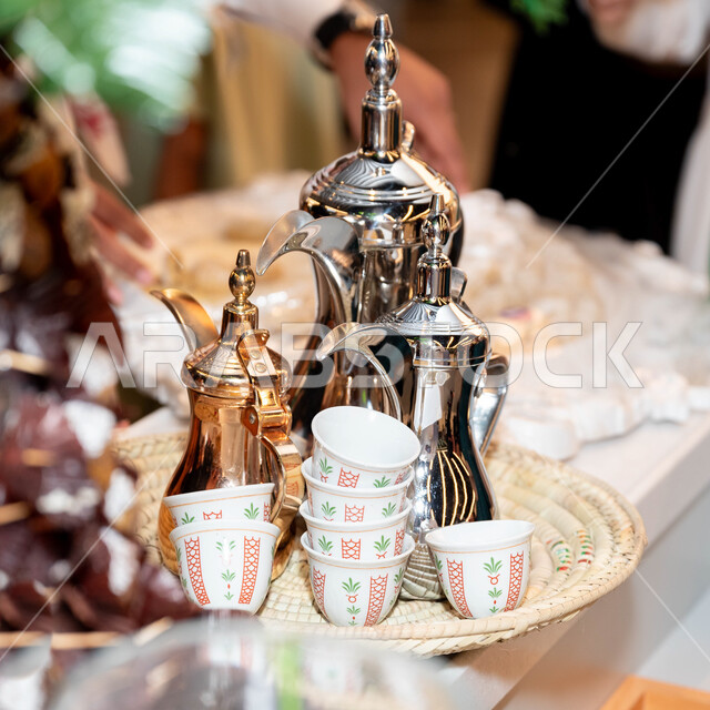 دلال قهوة عربية مع فناجين زجاجي, الاستمتاع في تقديم المشروبات الساخنة ،الاحتفالات و المناسبات الوطنية الشعبية, الضيافة التقليديه في السعوديه, جوده المنتجات المحليه, ضيافة اليوم الوطني السعودي 23 سبتمبر