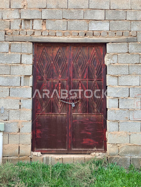 باب حديدي لمدخل مزرعه النخيل, التصميم المعماري العربي القديم للمباني الأثرية في القرية التاريخية, أماكن سياحية ومعالم تراثية في المملكة العربية السعودية.