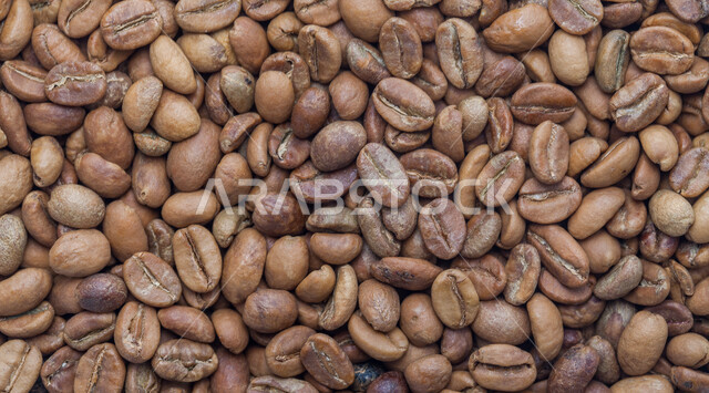 تحضير وإعداد القهوة الطازجة، جودة الصناعات والمحاصيل الغذائية الوطنية في المملكة العربية السعودية، صنع المشروبات الساخنة اللذيذة من حبوب البن، صورة مقربة لبذور وحبات البن المحمصة باللون البني