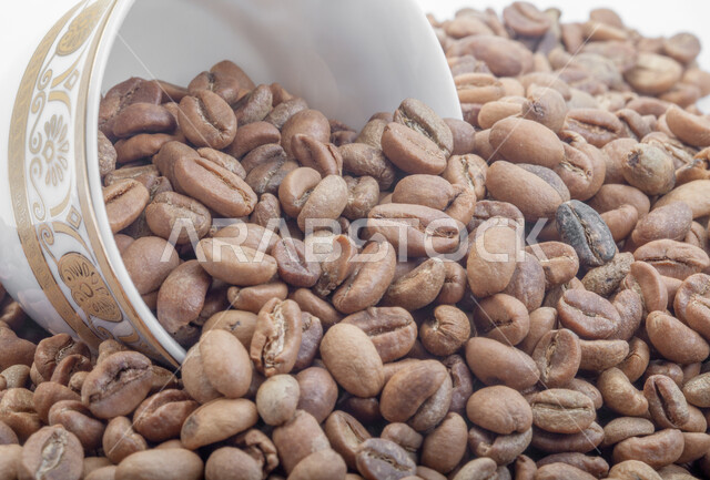 تحضير وإعداد القهوة الطازجة، جودة الصناعات والمحاصيل الغذائية الوطنية في المملكة العربية السعودية، صنع المشروبات الساخنة اللذيذة من حبوب البن، صورة مقربة لبذور وحبات البن المحمصة باللون البني