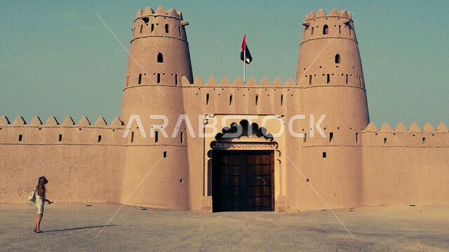 الفن الهندسي المعماري على الطراز القديم, صورة مقربة لقلعلة الجاهلي في مدينة العين بأبو ظبي، معالم ابو ظبي المشهورة، الحصون والقلاع الحربية المشيدة, المعالم والاماكن السياحية في الإمارات العربية المتحدة .