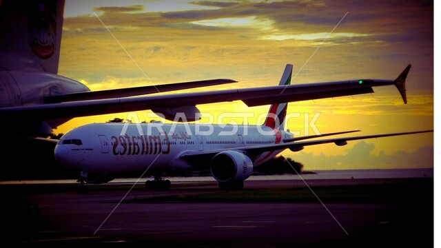 الاستعداد للطيران والانطلاق, منظر الغيوم والسحاب في السماء, صورة مقربة لطائرة في مطار الامارات العربية المتحدة, الرحلات الجوية للسفر, خطوط النقل الاماراتية, رحلات سياحية والتجول حول العالم .