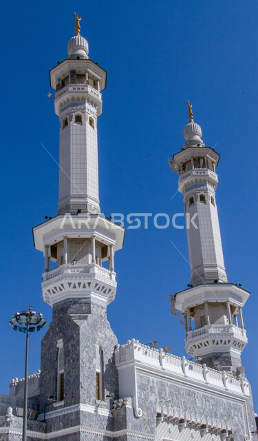 أماكن ومعالم دينية اسلامية مقدسة, مآذان الحرم المكي الشريف ، صورة مقربة لمئذنة المسجد الحرام في مدينة مكة المكرمة, الفن الهندسي المعماري على الطراز الحديث في المملكة العربية السعودية ، العبادة و التقرب الى الله  .