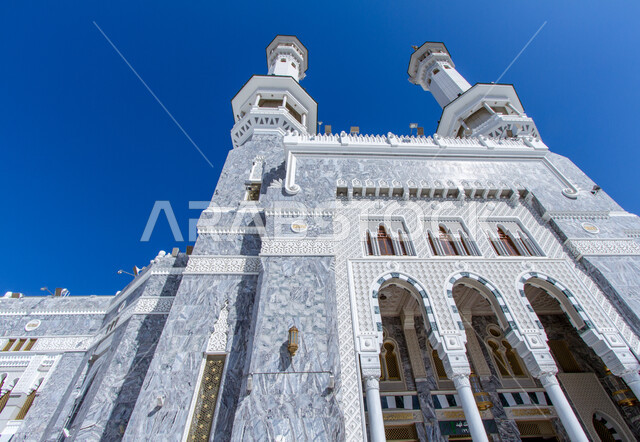 معالم دينية اسلامية مقدسة, مآذان الحرم المكي الشريف ، صورة مقربة لمئذنة المسجد الحرام في مدينة مكة المكرمة, الفن الهندسي المعماري على الطراز الحديث في المملكة العربية السعودية ، العبادة و التقرب الى الله  .