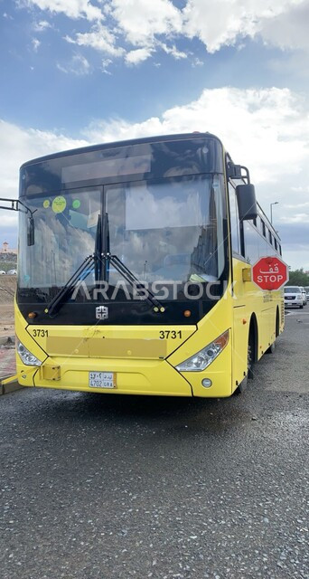 باصات نقل الحجاج الى جبل عرفات لأداء مناسك الحج والعمرة, وسائل النقل والمواصلات, العبادة والتقرب إلى الله ،المعالم والأماكن الاسلامية الدينية المقدسة , موسم الحج في المملكة العربية السعودية، خلفية السماء المليئة بالغيوم البيضاء