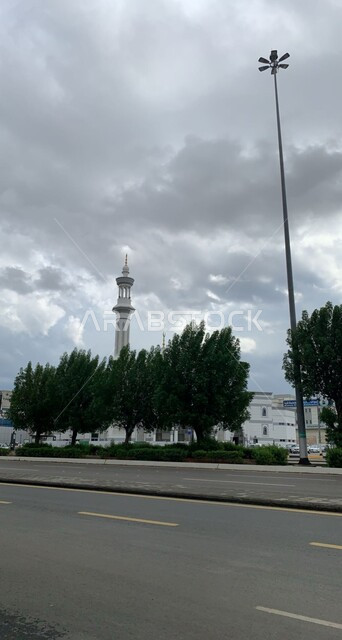  التصاميم الهندسيه المعماريه على الطراز الإسلامي العريق، مسجد الاحسان في الدائري الثالث في مكة المكرمة، معالم وأماكن اسلامية دينية مقدسة مشهورة، العبادة والتقرب إلى الله تعالى، زراعه الاشجار والنباتات الخضراء، منظر السماء الملبدة بالغيوم