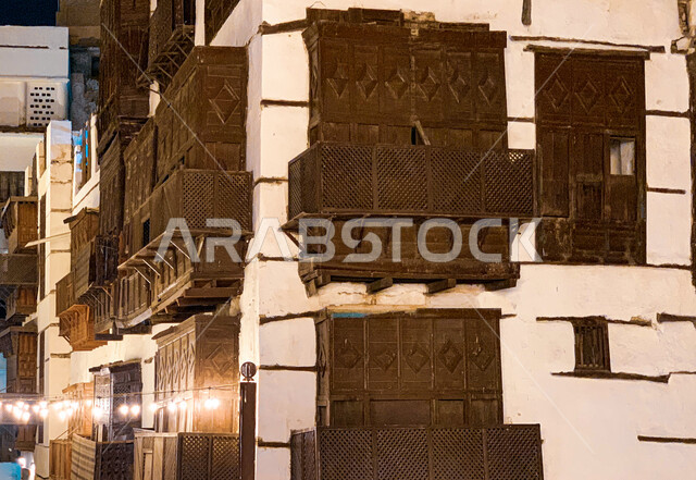 الرواشين القديمه في المدينة التاريخية في جدة بتصميم معماري عربي و إسلامي قديم، البيوت الأثرية في البلد التاريخي في جدة في وقت الليل, أماكن سياحية تراثية شعبية في المملكة العربية السعودية، المعالم التاريخية في حي البلد