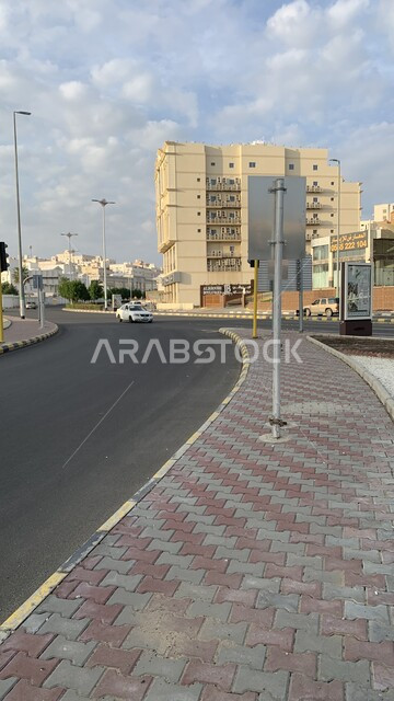 الفن الهندسي المعماري للمباني السكنية والتجارية، الشوارع والطرق الاسفلتية المعبدة في مكة المكرمة، الحركة المرورية للسيارات في المملكة العربية السعودية، معالم وأماكن سياحية مشهورة, خلفية السماء المليئة بالغيوم البيضاء