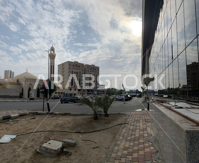 مشاريع إعادة الترميم, تلال الردم ومخلفات البناء, صورة مقربة للمساجد والمباني السكنية في مكة المكرمة، معالم واماكن سياحية مشهورة, منظر السماء التي تعج بالغيوم في المملكة العربية السعودية.