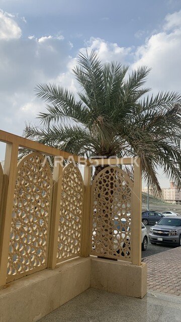 ساتر معدني مزخرف, التقدم والنمو العمراني, صورة مقربة لمسجد بلال بن رباح في مكة المكرمة, الفن المعماري على الطراز الحديث لجوامع المملكة العربية السعودية ، الاهتمام بزراعة أشجار النخيل, العبادة و التقرب الى الله ، معالم دينية اسلامية مقدسة .