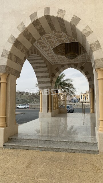 الجدران الرخامية المزخرفة, النمو والتقدم العمراني, صورة مقربة لمسجد بلال بن رباح في مكة المكرمة, الفن المعماري على الطراز الحديث لجوامع المملكة العربية السعودية ، الاهتمام بزراعة أشجار النخيل, العبادة و التقرب الى الله ، معالم دينية اسلامية مقدسة .